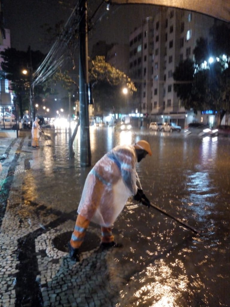 Rio de Janeiro segue em estágio de crise por causa de temporal