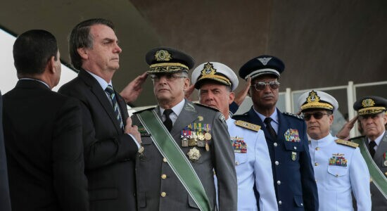Presidente Jair Bolsonaro e militares