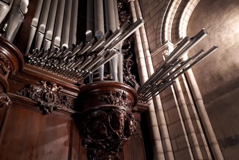 O Grande Órgão, com mais de 8 mil tubos, começou a ser construído no século 15 e só ficou pronto no século 18