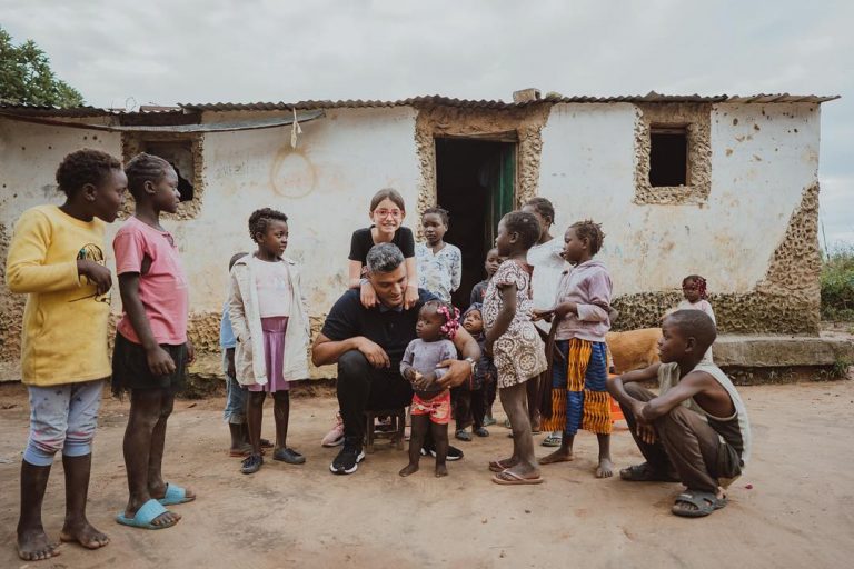 Tiago Brunet visita a Aldeia Nissi, em Angola, na África