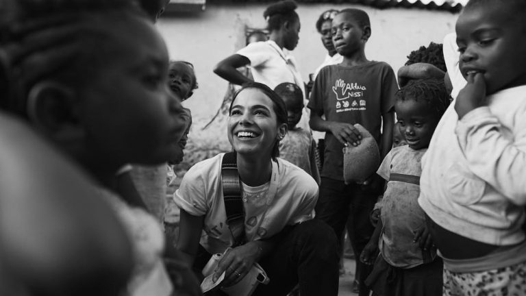 Bruna Marquezine participa de trabalho missionário na Angola