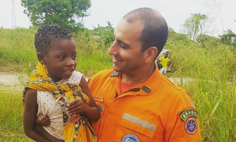 Bombeiros de Brumadinho ajudam crianças e famílias vítimas do ciclone Idai, que devastou países da África e fez milhares de vítimas