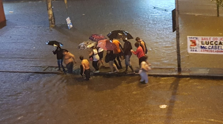 Rio de Janeiro segue em estágio de crise por causa de temporal