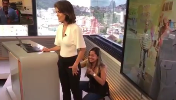 Mariana Gross precisou de ajuda após sua roupa ter rasgado durante o telejornal
