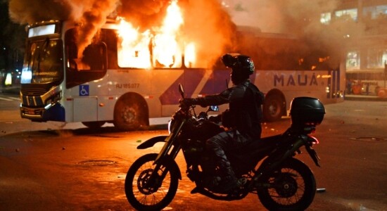Manifestação no Rio acabou em confronto e ônibus incendiado