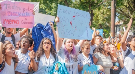 Estudantes de três instituições de ensino federais organizam protesto contra cortes na educação