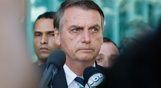 Jair Bolsonaro fala a jornalistas