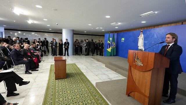 Bolsonaro participa de cerimônia de consagração do Brasil a Jesus