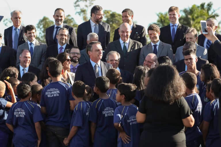Jair Bolsonaro e primeira-dama recebem ministros e estudantes no Palácio da Alvorada