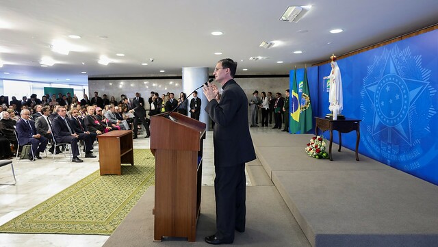 Bolsonaro participa de cerimônia de consagração do Brasil a Jesus
