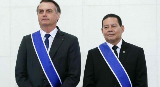 Presidente Jair Bolsonaro ao lado do vice Hamilton Mourão