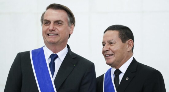 Presidente Jair Bolsonaro condecora o vice Hamilton Mourão