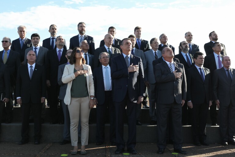 Jair Bolsonaro e primeira-dama recebem ministros e estudantes no Palácio da Alvorada