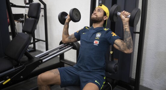 Atacante Neymar fora de mais uma treino da Seleção Brasileira