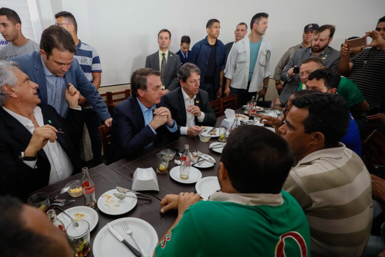 Presidente Jair Bolsonaro almoça de surpresa com caminhoneiros em posto