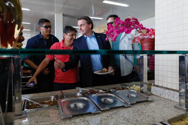 Presidente Jair Bolsonaro almoça de surpresa com caminhoneiros em posto