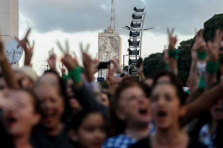 100 argentinas fantasiadas de Evita pedem volta da esquerda