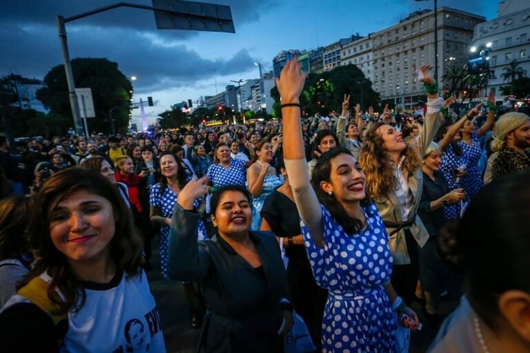 100 argentinas fantasiadas de Evita pedem volta da esquerda
