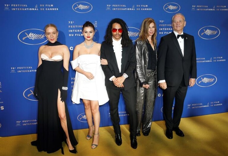 Selena Gomez, com colegas de elenco, em Cannes