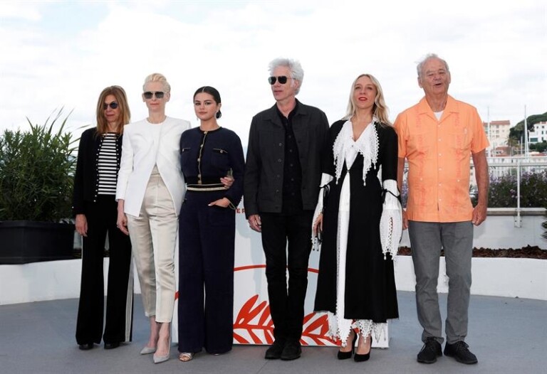 Selena Gomez, com colegas de elenco, em Cannes