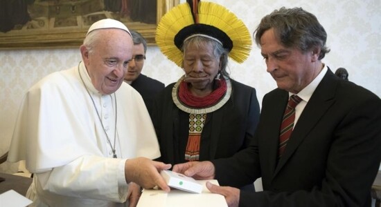 Papa Francisco e o indígena Raoni se reuniram no Vaticano