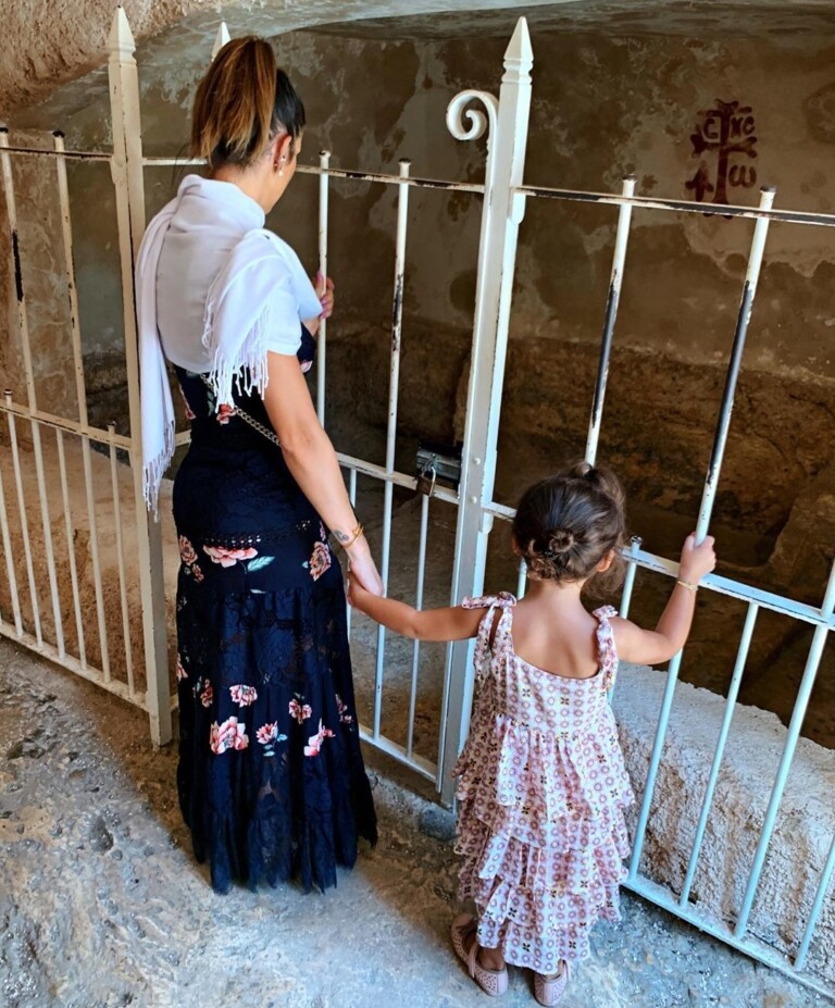 Bella Falconi passeia por Israel com a família