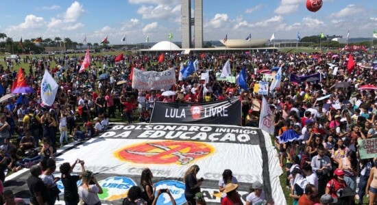 Protestos dia dia 15 tiveram cartazes de Lula Livre