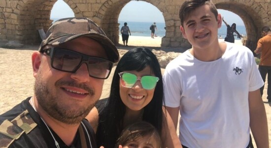 Fernanda Brum e Emerson Pinheiro visitam Israel com os filhos