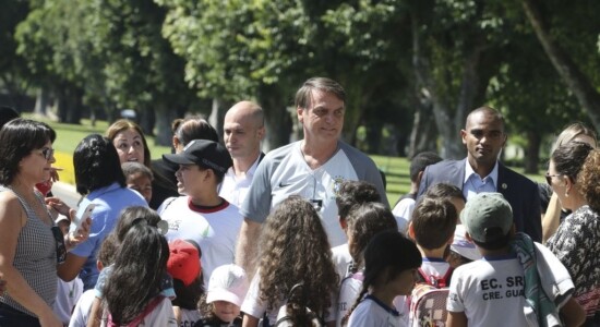 Bolsonaro se encontra com crianças no Palácio da Alvorada
