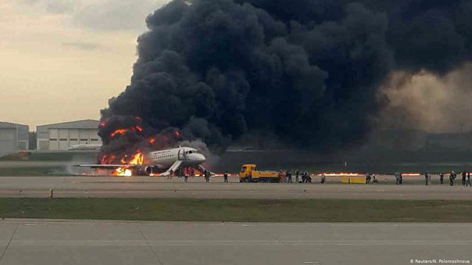 Aeronave pega fogo em aeroporto em Moscou