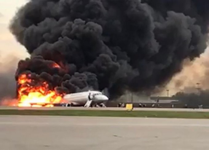 Aeronave pega fogo em aeroporto em Moscou