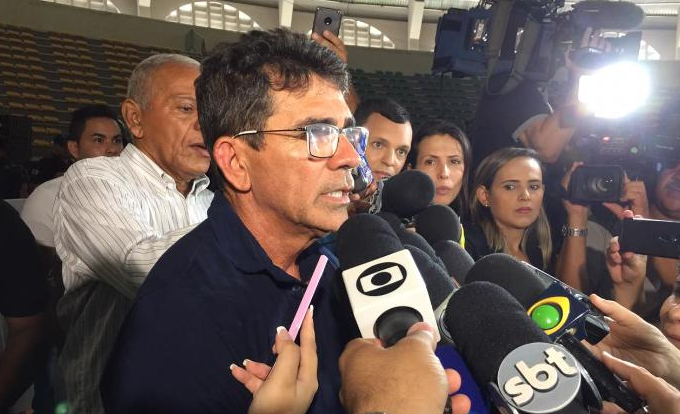Pai de Gabriel Diniz fala com a imprensa