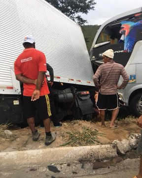 Carreta se chocou com ônibus que transportava equipe do sub-15 do Bahia