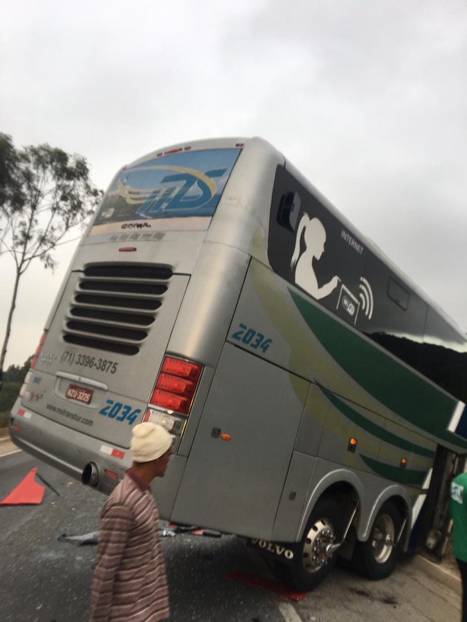 Carreta se chocou com ônibus que transportava equipe do sub-15 do Bahia