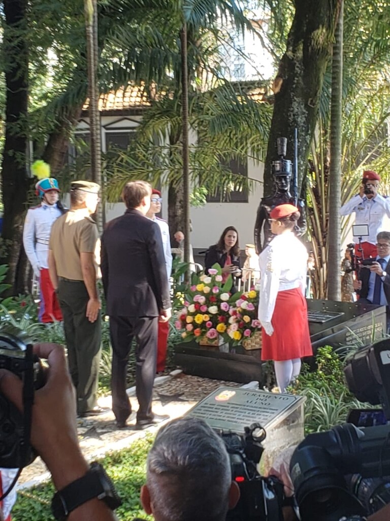 Jair Bolsonaro prestigia comemoração em colégio militar do RJ