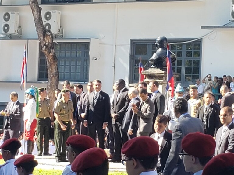 Jair Bolsonaro prestigia comemoração em colégio militar do RJ