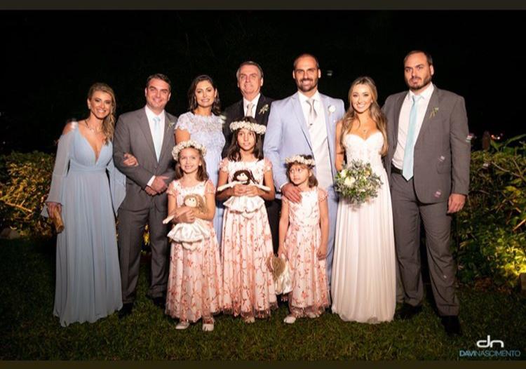Foto que retrata Eudardo Bolsonaro e Heloísa Wolf em ensaio pré-wedding ganhou prêmio
