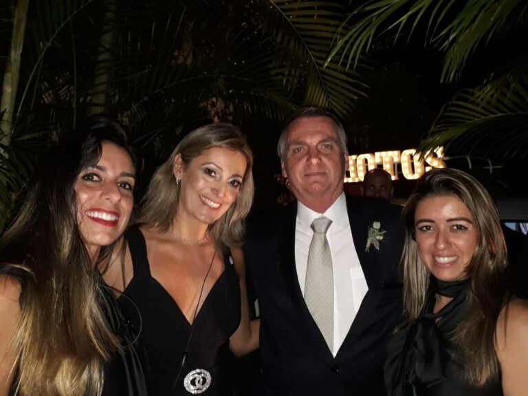 Márcia Santiago ao lado dos noivos Heloisa Wolf e Eduardo Bolsonaro