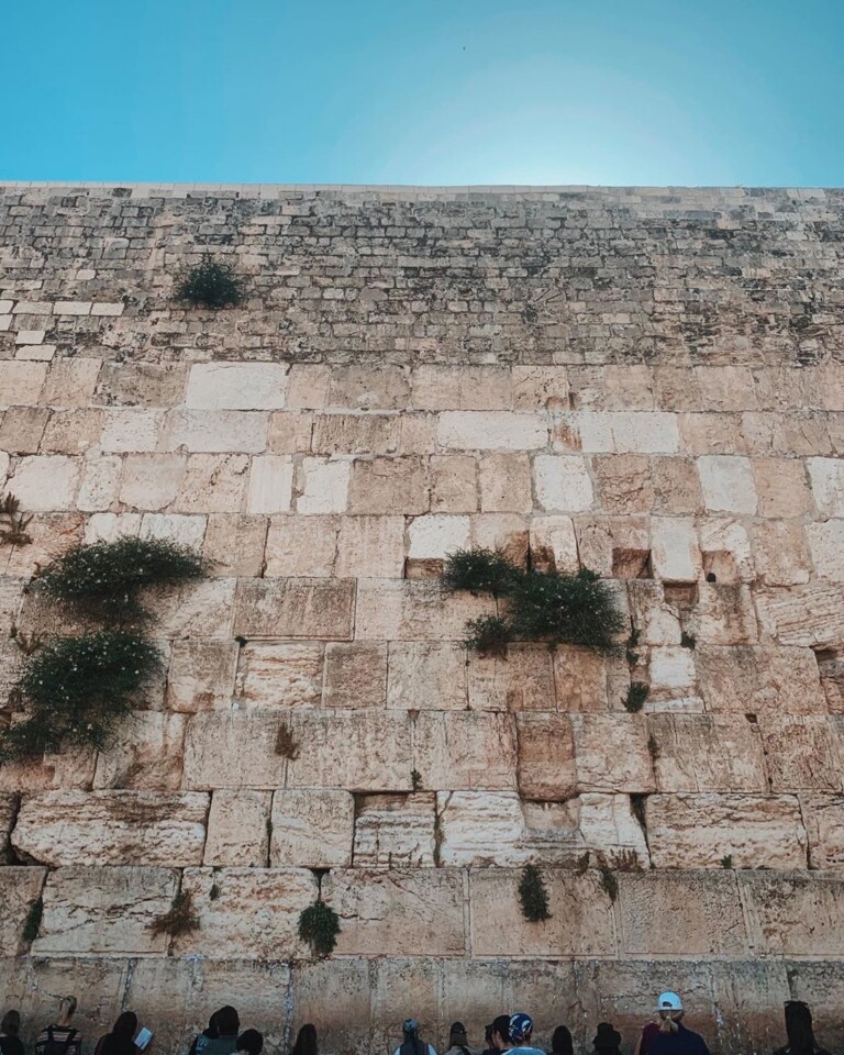 Laura Souguellis compartilhou fotos e fez relatos sobre viagem a Israel