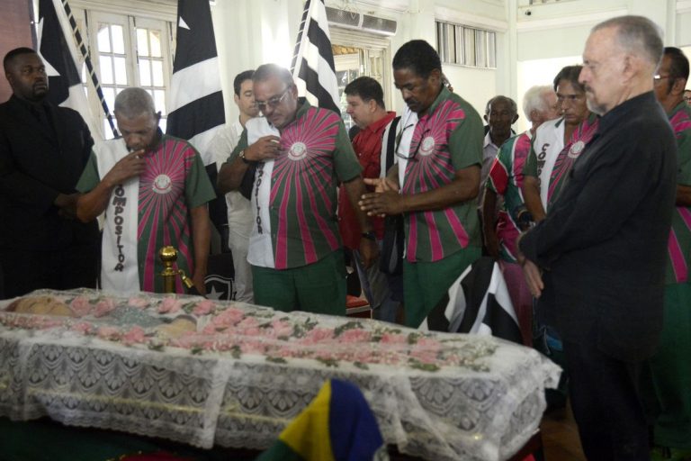 Corpo de Beth Carvalho é velado na sede do Botafogo