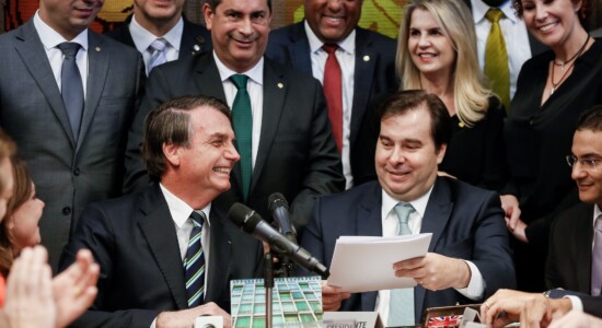 Entrega do Projeto de Lei da Carteira Nacional de Habilitação (CNH) ao Presidente da Câmara, Rodrigo Maia