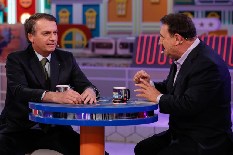 Presidente Jair Bolsonaro sendo entrevistado por Ratinho