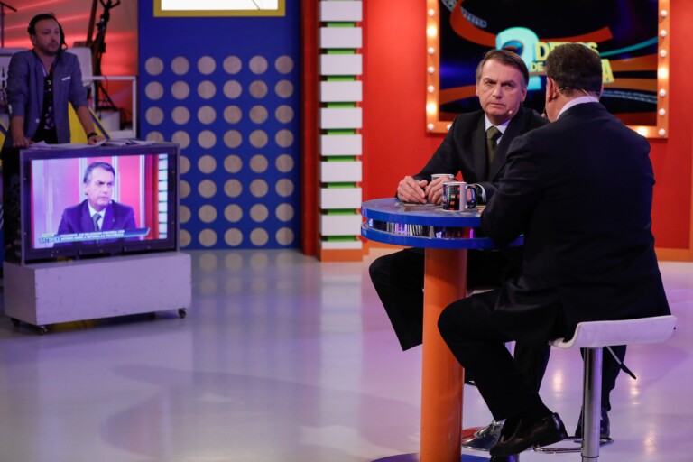 Presidente Jair Bolsonaro sendo entrevistado por Ratinho