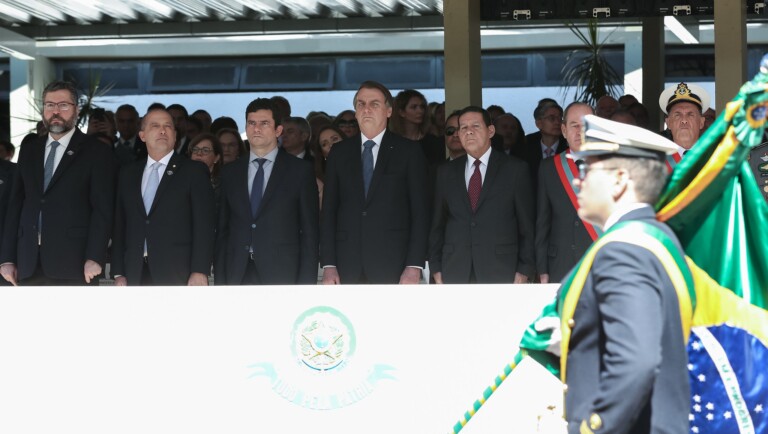 Jair Bolsonaro condecorou o ministro Sergio Moro
