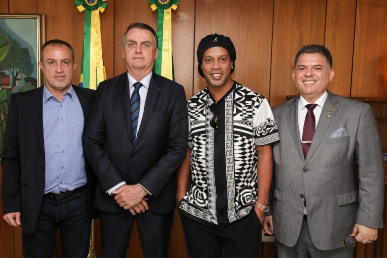 Bolsonaro recebe visita de Ronaldinho Gaúcho