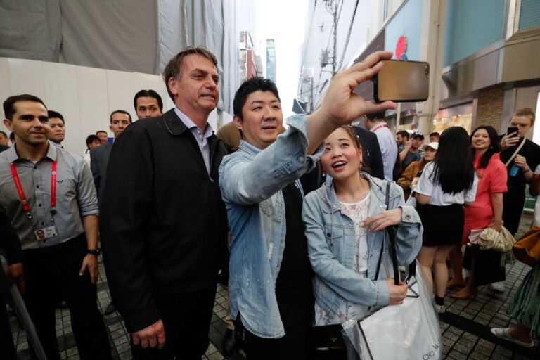 Jair Bolsonaro passeou por Osaka e parou para tirar fotos com admiradores