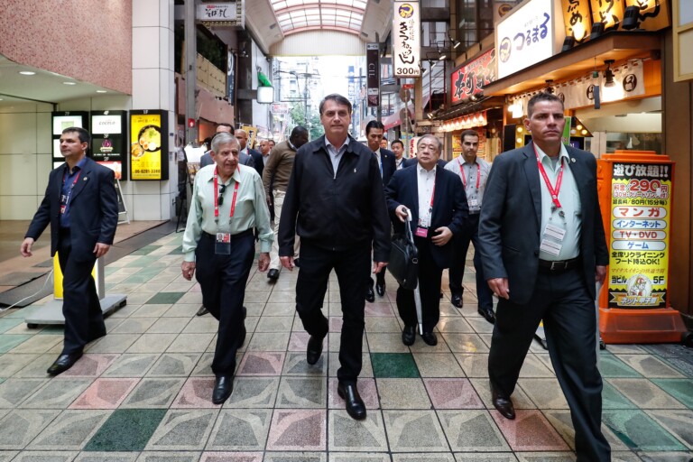 Jair Bolsonaro passeou por Osaka e parou para tirar fotos com admiradores
