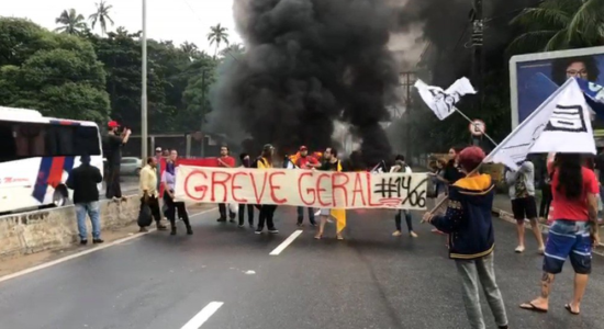 Grevistas incendiaram e fizeram barricadas, além de impedir que trabalhadores chegassem ao serviço