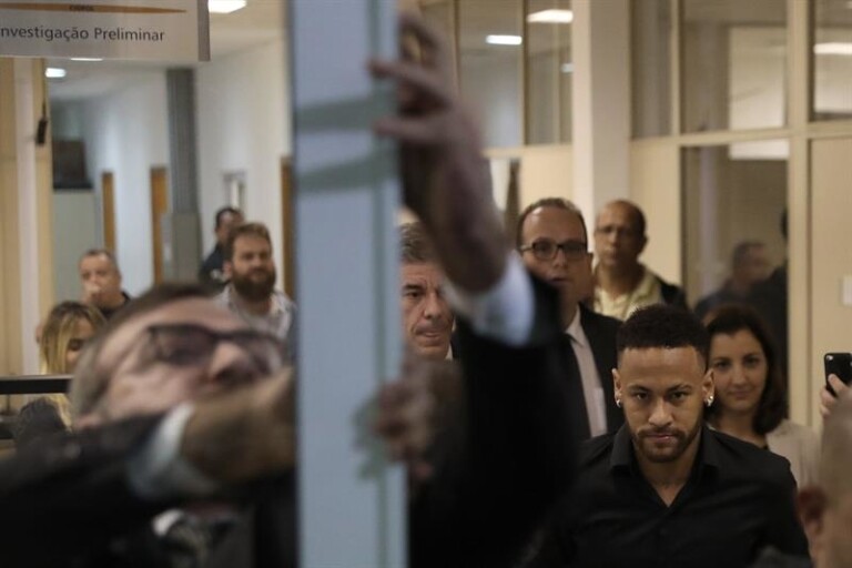Neymar prestou depoimento em delegacia do Rio de Janeiro
