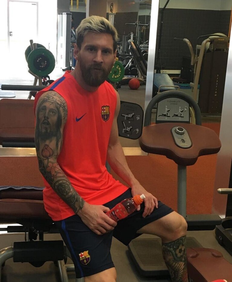 Messi tem o rosto de Cristo e uma referência à Sagrada Família no braço direito